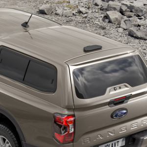 Trda streha s stranskimi okni, difuzno srebrna